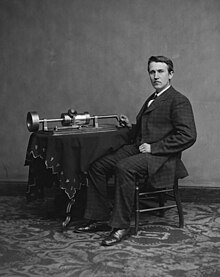  توماس أديسون اعظم شخصيه فى العلم والثقافه  220px-Edison_and_phonograph_edit1