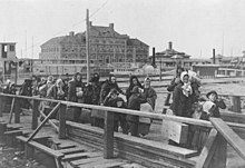 تاريخ الولايات المتحدة 220px-Ellis_island_1902