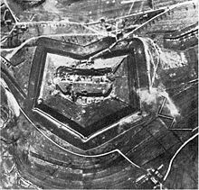 1913: Die Hölle von Verdun 220px-Fort_Douaumont_Anfang_1916