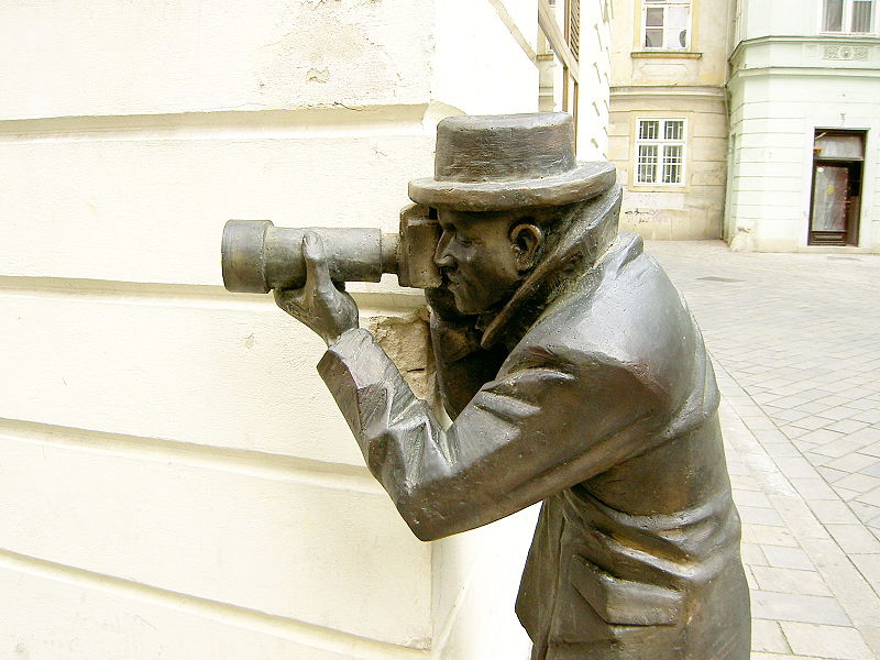 Čudne statue širom sveta 800px-Bratislava_Bronze_Paparazzo