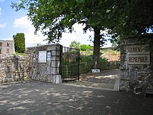 Massacre d'Oradour-sur-Glane 10/06/44 220px-Oradour-sur-Glane-Entrance-1360