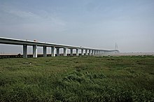 ข้อมูลโลกของเราและประวัติศาสตร์โลก 220px-Hangzhou_Bay_Bridge_ABA_1360_AK1