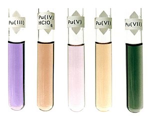 Les états d'Oxydations du plutonium 300px-Plutonium_in_solution