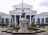 مقاطعات إندونيسيا 161px-Museum_Nasional_Indonesia