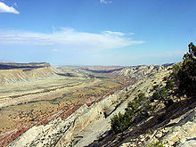 السهل الفيضي 220px-Waterpocket_Fold_-_Looking_south_from_the_Strike_Valley_Overlook