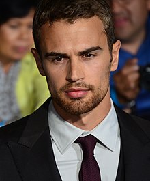 Dans ton lit ce soir... - Page 10 220px-Theo_James_March_18%2C_2014_%28cropped%29