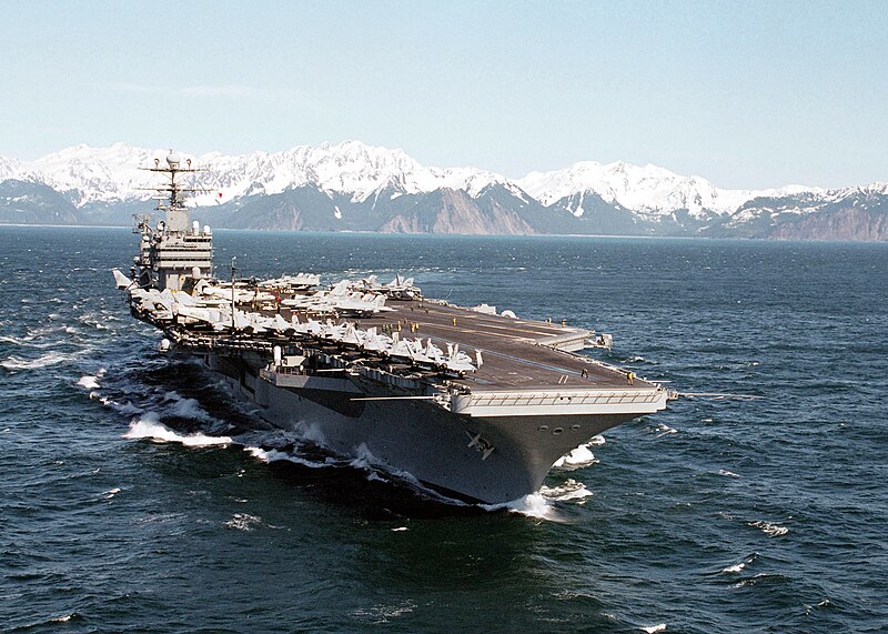 les porte avions 800px-US_Navy_020421-N-8794V-001_USS_Lincoln_-_Gulf_of_Alaska