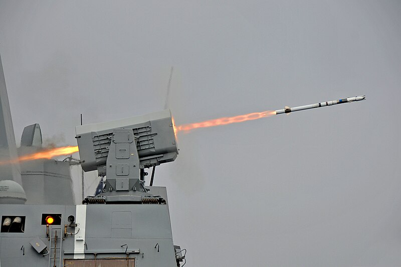 الكورفيت  Independence-class 800px-USS_New_Orleans_%28LPD-18%29_launches_RIM-116_missile_2013