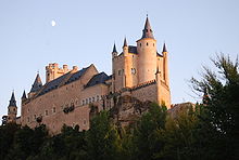 إسبانيا إسبانيا 220px-Exterior_Alcazar_Segovia