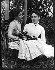 لا عائق امام عزيمة الانسان 220px-Helen_Keller_with_Anne_Sullivan_in_July_1888