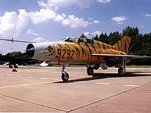 Tìm hiểu về máy bay Liên Xô(cũ)-Nga:Máy Bay Mikoyan-Gurevich Mig 220px-MiG-21.UM.9292.Radom.AirShow.2002