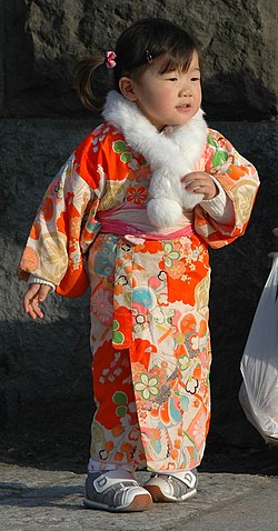 ازياء كيمونو (( الزي الياباني )) 250px-Have_you_ever_wear_Kimono_recut