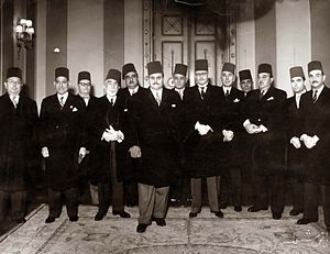 مصطفى النحاس باشا 300px-ModernEgypt%2C_Farouk_I_with_Ministers%2C_DHP13655-3-9_01