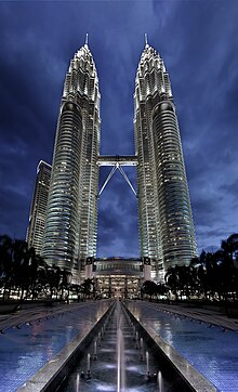 ماليزيا جنة الأرض 220px-Petronas_Panorama_II