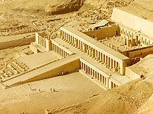 1 - موسوعة تاريخ مصر القديم والحديث .. الجزء الأول .. من بداية التاريخ الى نهايةعصر الأسرات 220px-Hatshetsup-temple-1by7