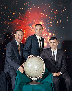 13 avril.... Faits divers 250px-The_Actual_Apollo_13_Prime_Crew_-_GPN-2000-001167