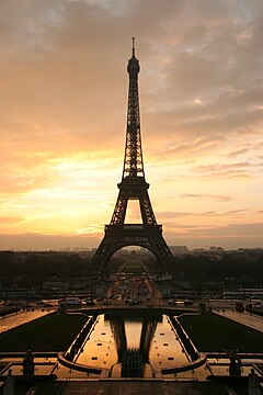 متاحف وحضارات ومعالم اثريه وتاريخيه 240px-Tour_eiffel_at_sunrise_from_the_trocadero