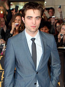 ROBERT PATTINSON 220px-Robert_Pattinson_2011