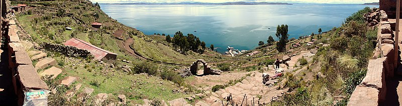 بحيرة تيتيكاكا 800px-Panorama_Lac_Titicaca_-_D%C3%A9cembre_2006