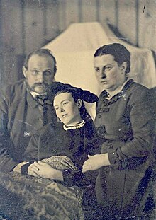 Imagenes de momias 220px-Victorian_era_post-mortem_family_portrait_of_parents_with_their_deceased_daughter