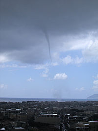 Tornado: descrizione 200px-TrombaMarinaTerracinaItalia11ago06