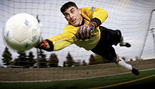 بحث حول  كرة القدم  220px-Soccer_goalkeeper