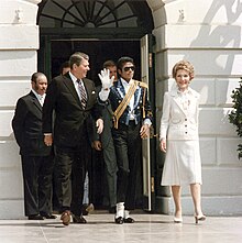 michael 220px-Michael_Jackson_with_the_Reagans