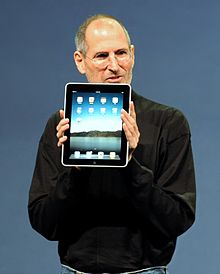 من هو ولد ستيف بول جوبز ؟ 220px-Steve_Jobs_with_the_Apple_iPad_no_logo_%28cropped%29