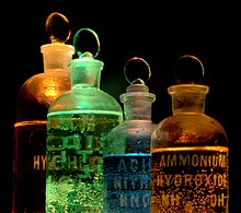 تابع حل أسئلة و تمارين الفصل الأول صفحة 41  220px-Chemicals_in_flasks