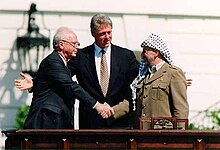 كيف احتلت فلسطين 4 220px-Bill_Clinton%2C_Yitzhak_Rabin%2C_Yasser_Arafat_at_the_White_House_1993-09-13