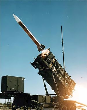 كيف يعمل نظام صواريخ باتريوت (مسابقة خبراء الغد) - صفحة 2 300px-Patriot_missile_launch_b