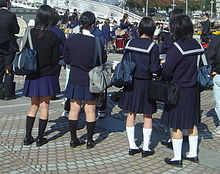 L'école japonaise 220px-Japanese_school_uniform_dsc06052