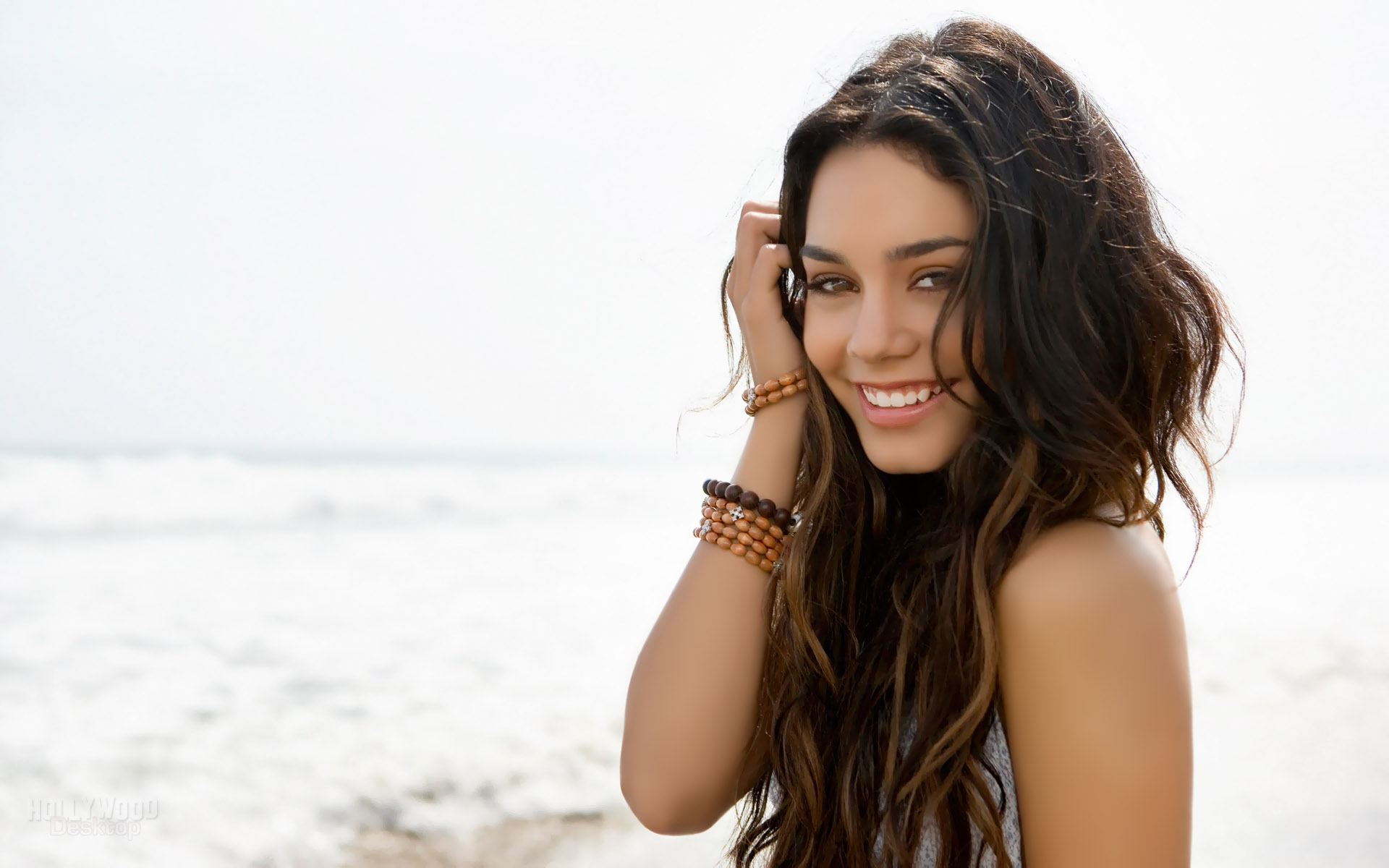 Alexandra Smith  Hollywooddesktop-vanessa_hudgens-003-1920x1200