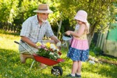 Bon Mercredi 13916468-heureux-grand-pere-avec-sa-petite-fille-versant-des-fleurs-dans-le-jardin