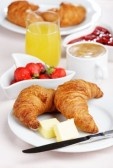 Samedi 15 Août 5097332-petit-d-jeuner-fran-ais-avec-croissants-caf--fraise-et-de-jus