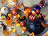 Crea una historia con 4 imágenes - Página 3 248984-halloween-candy-in-a-mini-plastic-witches-cauldron