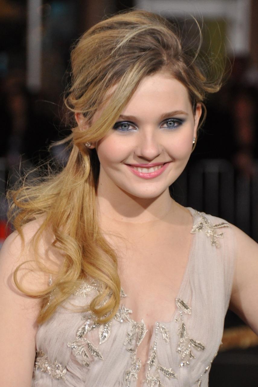 بالفيديو. والصور .. شاهد الفتاة صاحبة الـ100 مليون قبلة التى حيرت الشباب المصرى  Abigail-breslin-jm-pw-sqy-1231174980