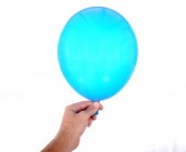 ¡Haz tu propia máscara de Majora! 15493897-mano-sostiene-un-globo-inflable-aislado-en-blanco