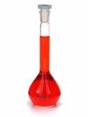Sanzen 3274593-frasco-con-un-liquido-rojo-sobre-un-fondo-blanco
