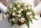 أجمل و أحلى الباقات و الورود 7811529-mariee-maintenant-roses-bouquet-de-fleurs-aux-couleurs-eclatantes-en-mains