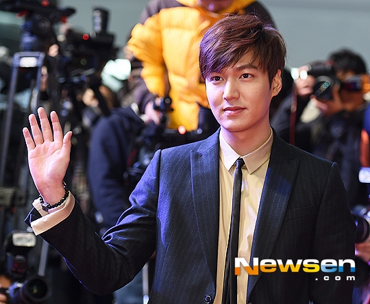 Lee Min Ho ngượng ngùng vì fans cuồng vồ vập 1420621233_1