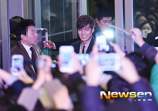 Lee Min Ho ngượng ngùng vì fans cuồng vồ vập 1420621234_10