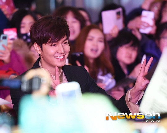 Lee Min Ho ngượng ngùng vì fans cuồng vồ vập 1420621234_9