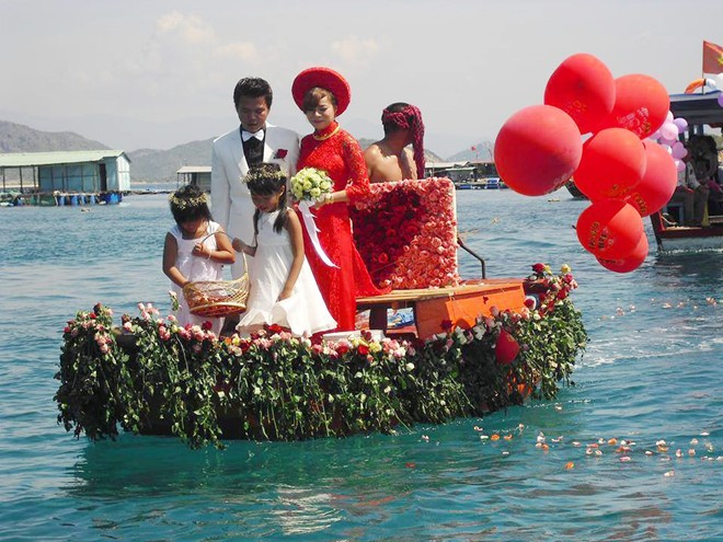 Chàng trai kết 3.000 bông hồng làm ghe rước dâu trên biển 1417133118_1