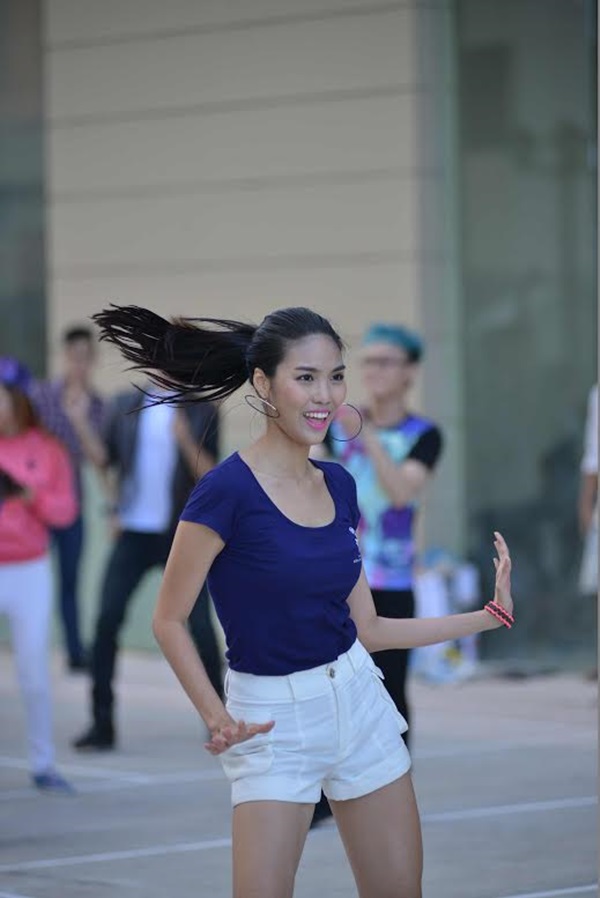 Hot girl - ngôi sao : Top 12 Hoa khôi Áo dài hào hứng nhảy zumba flashmob ngoài trời 1419333047_4