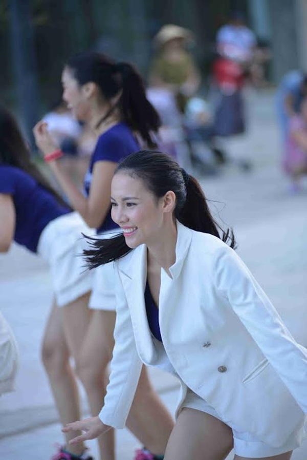 Hot girl - ngôi sao : Top 12 Hoa khôi Áo dài hào hứng nhảy zumba flashmob ngoài trời 1419333048_5