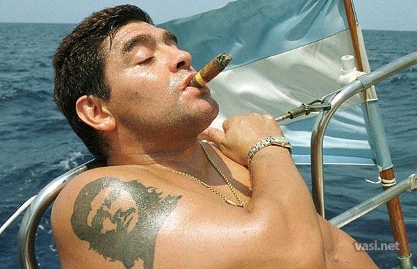 Politics 1225487387_maradona_cigar_and_che_guevara_tattoo