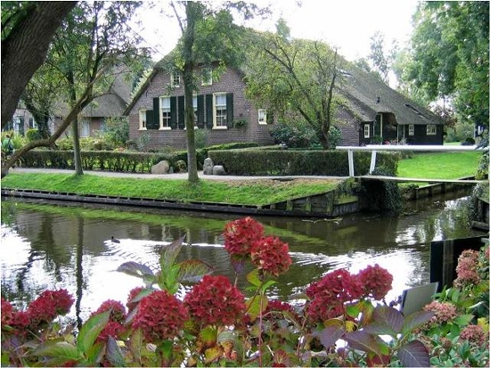 Giethoorn ~» قريْة بدۈنْ شۈآرع ‏ 269_01237154081