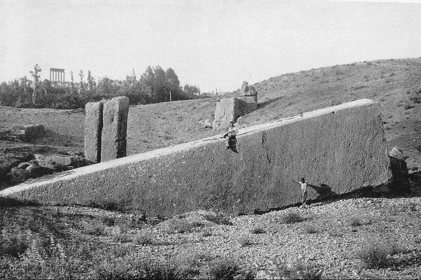 La phénoménale pierre "Hadjar el Gouble" Ballom