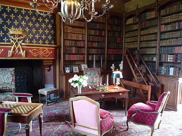 Biblioteca En-la-Biblioteca-del-Castillo-de-Josselin-destaca-tanto-la-cantidad-de-libros-como-la-chimenea-del-siglo-XVI